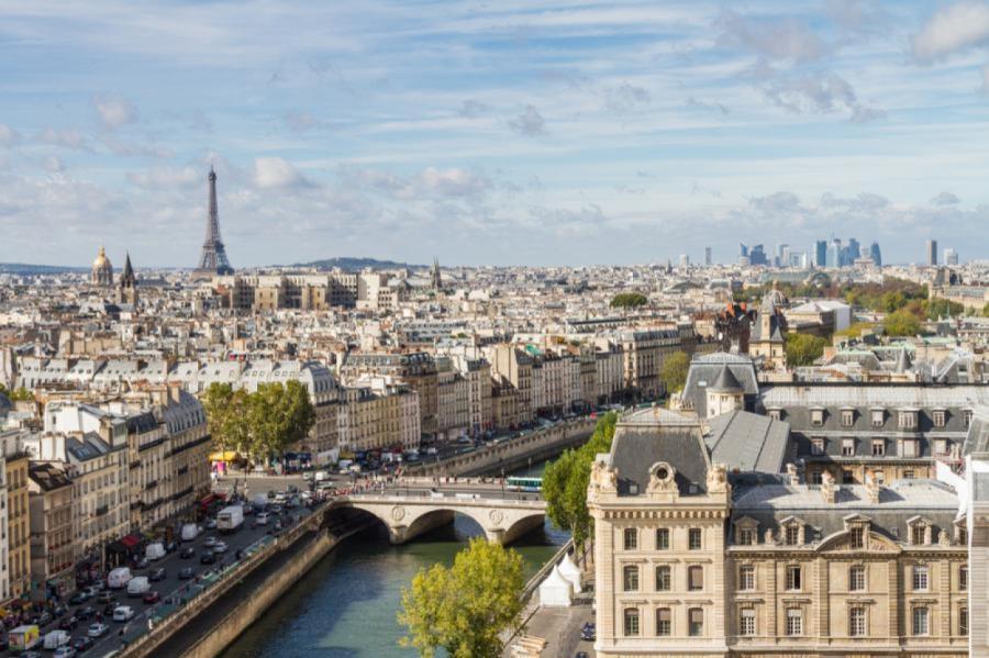 Parīzē notiek referendums par stāvvietu maksas paaugstināšanu džipiem