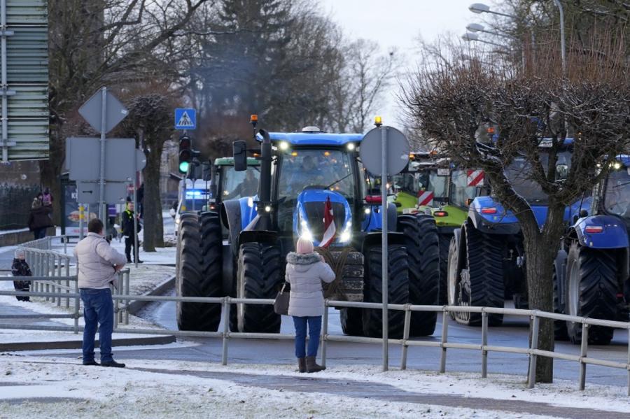«Mēs neesam Maskavas guberņa!»: Bauskā protestā piedalās ap 100 lauksaimnieku