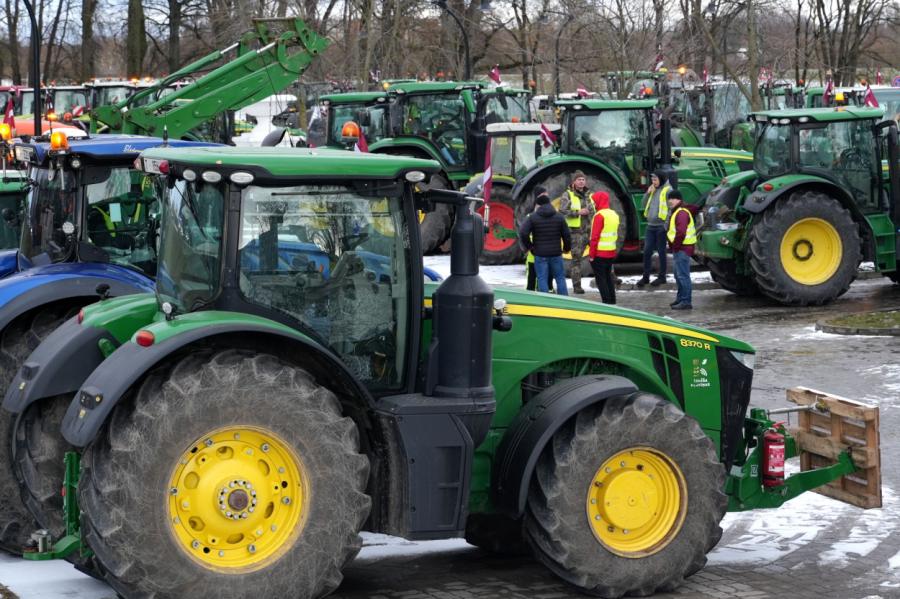Nīderlandē simtiem protestējošu lauksaimnieku bloķē automaģistrāles