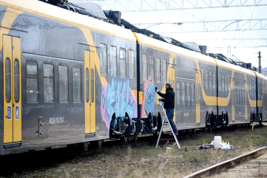 Viens no jaunajiem elektrovilcieniem apķēpāts ar grafiti
