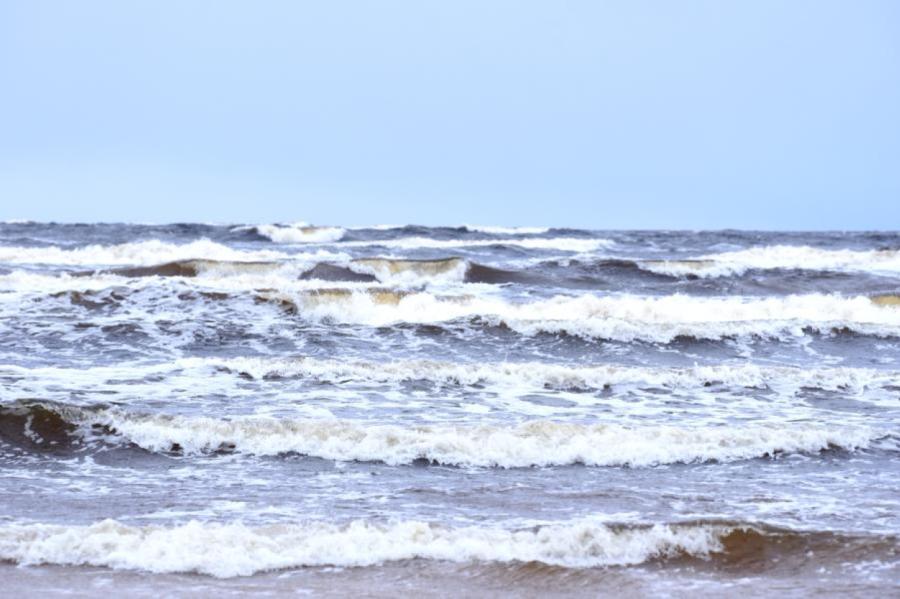 Lietuvā jūrā noplūdušais piesārņojums iespējams sasniegs Latvijas piekrasti