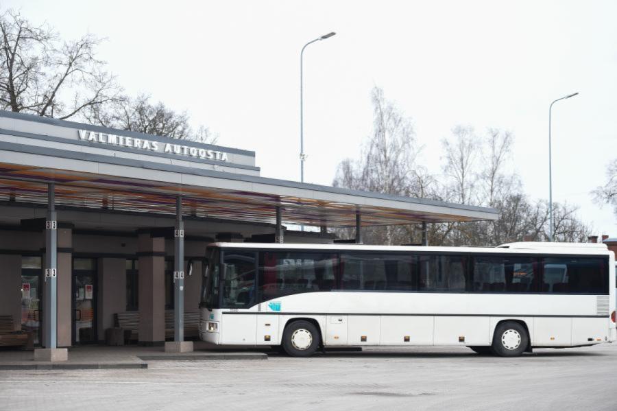 Pārvadātāji pirmdien atcēluši vairākus autobusu reisus visā Latvijā