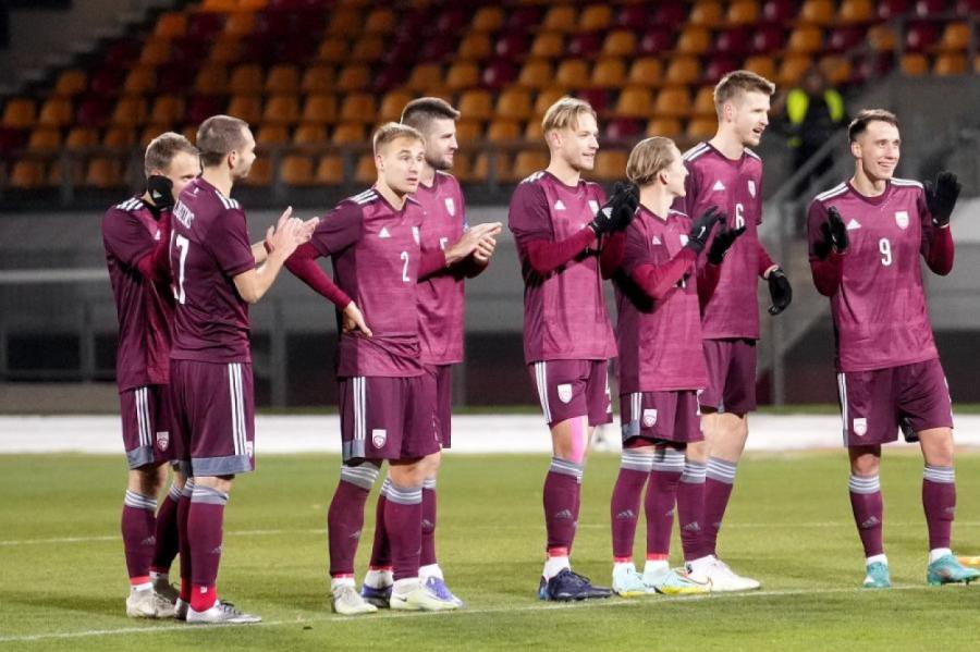 Latvijas futbola izlase FIFA rangā pakāpjas par vienu pozīciju uz augšu
