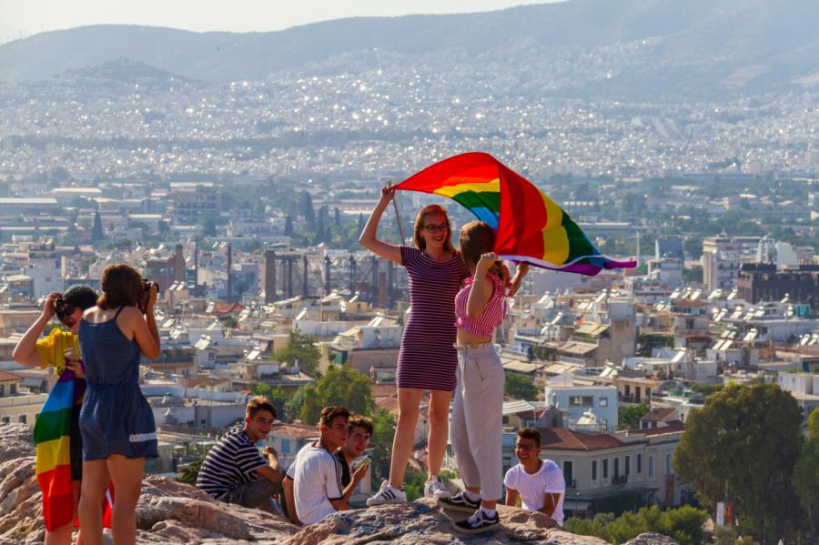 Grieķija legalizē viendzimuma laulības un adopciju viendzimuma ģimenēs