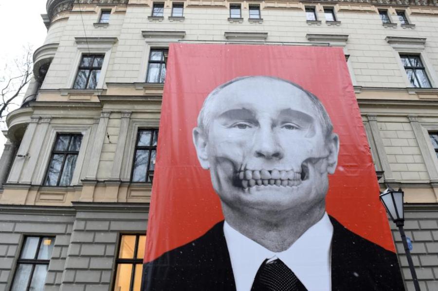 Atjaunots pretkara plakāts ar Putina miroņgalvu