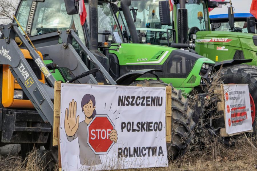 Polijas lauksaimnieki izkāra plakātu ar uzrakstu «Putin, sakārto Ukrainu»
