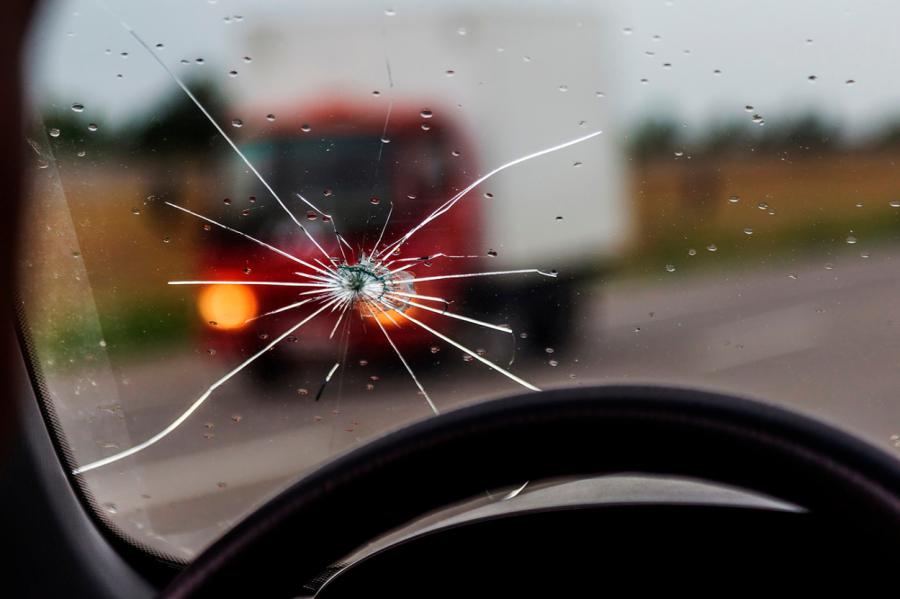 Pavasarī palielinās mašīnu stiklu bojājumu skaits: ko darīt auto īpašniekiem