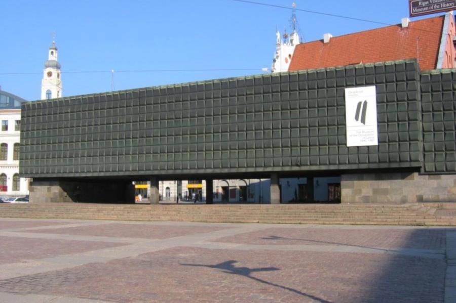 Tiesa apcietina Latvijas Okupācijas muzejā degmaisījumu iemetušo vīrieti