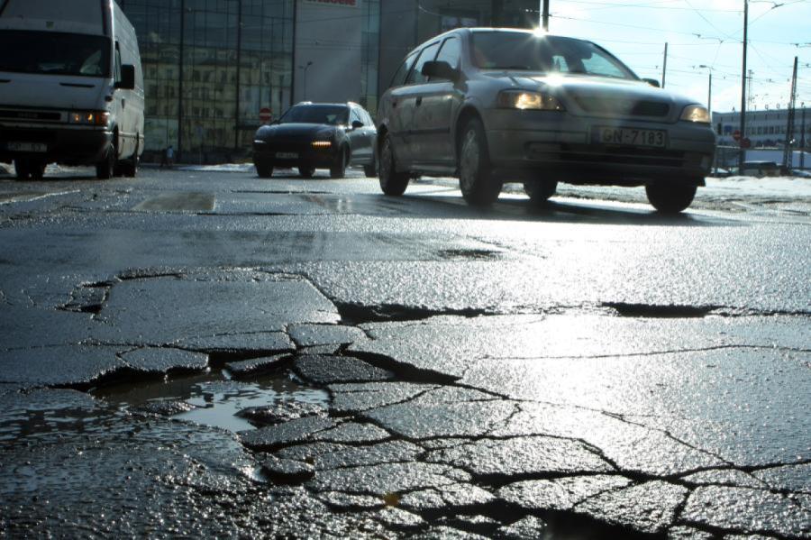 Rīgas ielās turpina likvidēt satiksmei bīstamās bedres