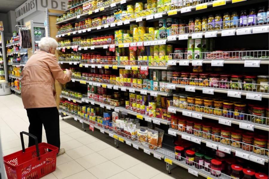 Aptauja: Latvijā 48% iedzīvotāju cenšas taupīt uz pārtikas rēķina
