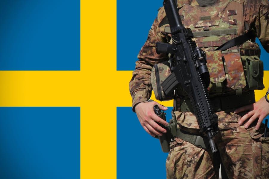 Pie NATO mītnes Briselē pacelts Zviedrijas karogs