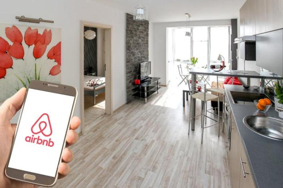 «Airbnb» aizliedz novērošanas kameras viesu māju iekšienē