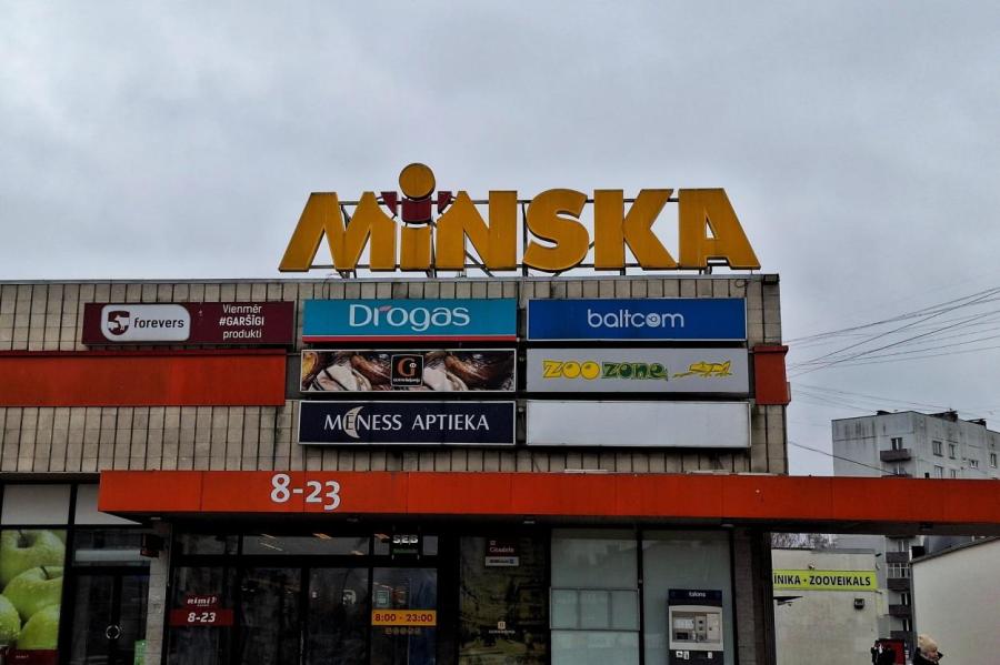 Demontēs tirdzniecības centra «Minska» izkārtni