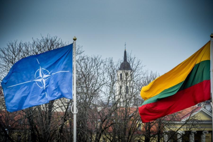 Lietuvas aizsardzības ministrs paziņo par atkāpšanos