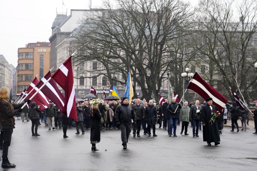 Vairāki simti cilvēku Rīgā dodas leģionāru piemiņas gājienā (FOTO)