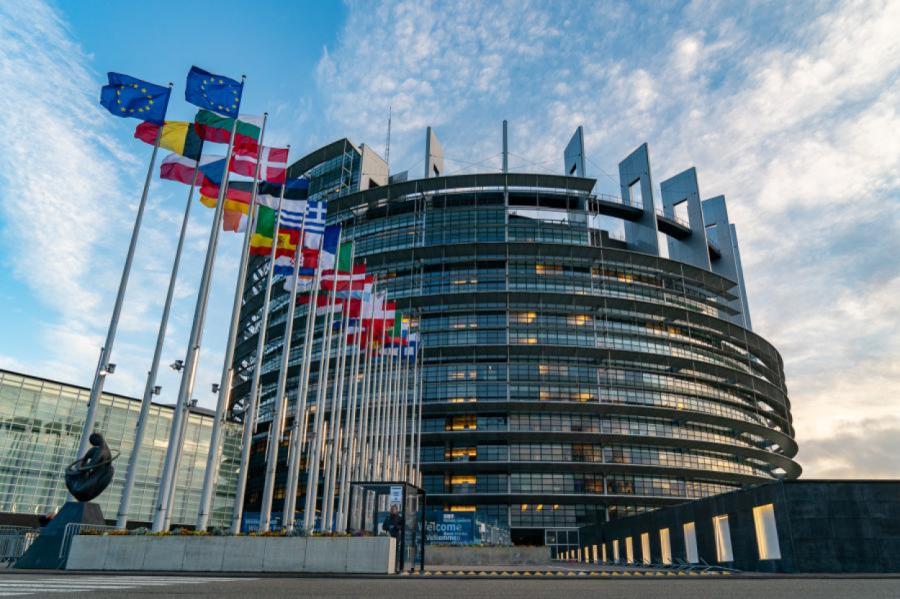 Eiropas parlamenta deputāti pieņēmuši dekarbonizācijas plānu