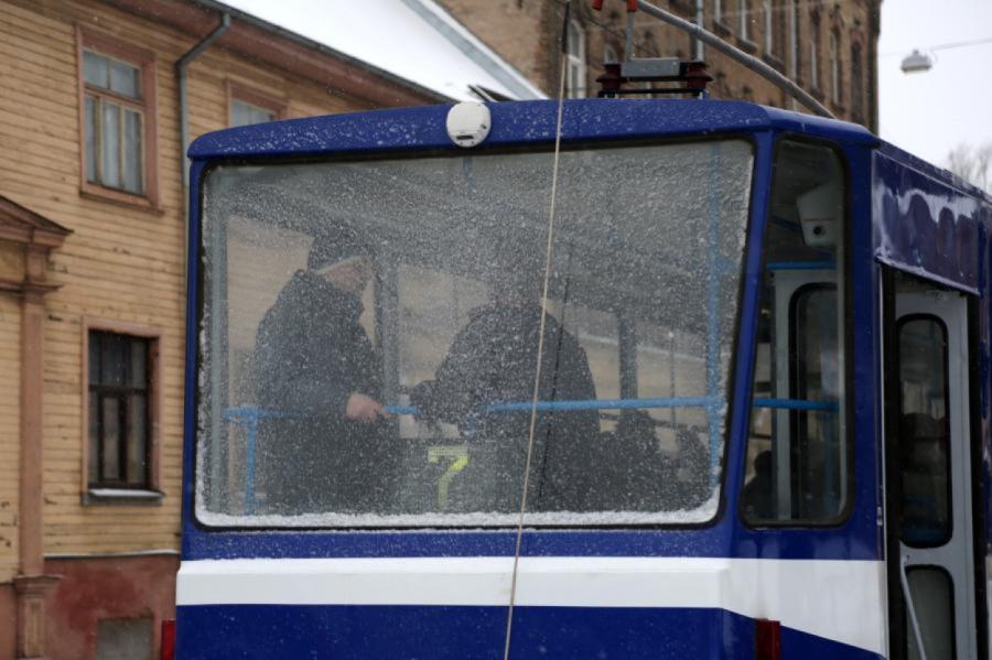 Rīgā sabrucis grausts, bloķējot 5.tramvaja kustību Pētersalas ielā (papildināta)