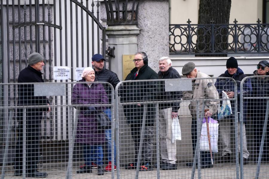 Četriem pie vēstniecības pārbaudītajiem Krievijas pilsoņiem liks pamest Latviju