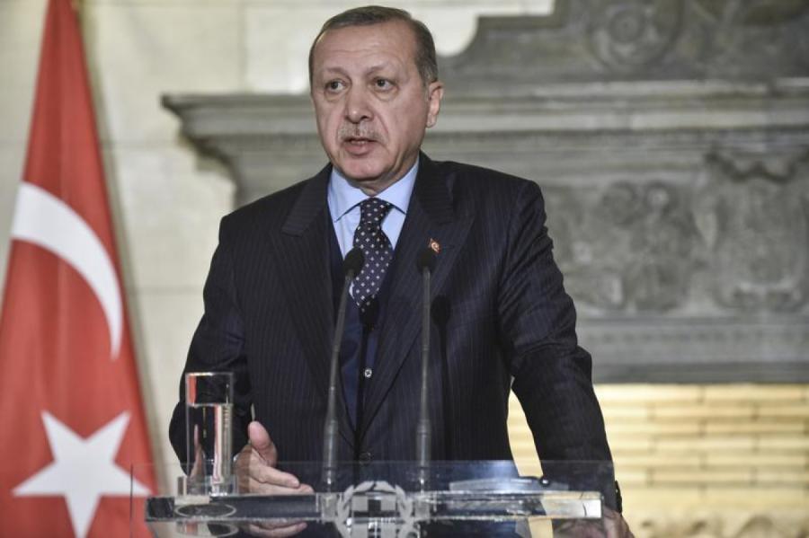 Erdogans apliecina Putinam, ka Turcija gatava sekmēt sarunas ar Ukrainu