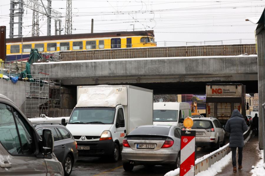 Rīgā nakts stundās šonedēļ slēgs satiksmi Lāčplēša ielas tunelī zem dzelzceļa