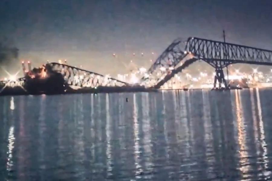 Baltimorā sagruvis tilts; tajā ietriecies konteinerkuģis (+VIDEO)