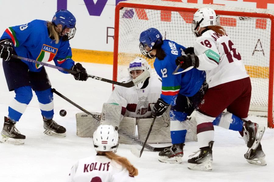 Latvijas hokejistes otrajā spēlē uzvar Itāliju (VIDEO)