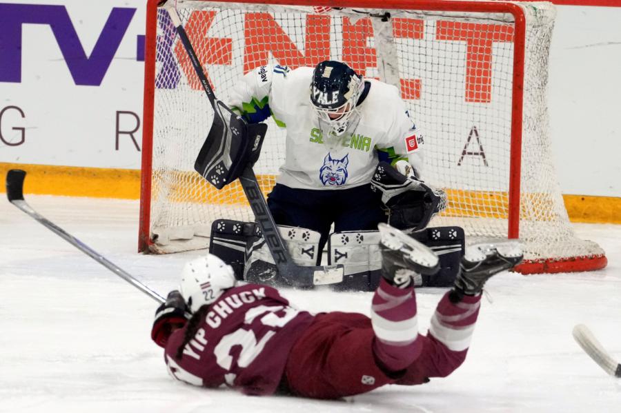 Latvijas hokejistēm zaudējums pēcspēles metienos trešajā mačā