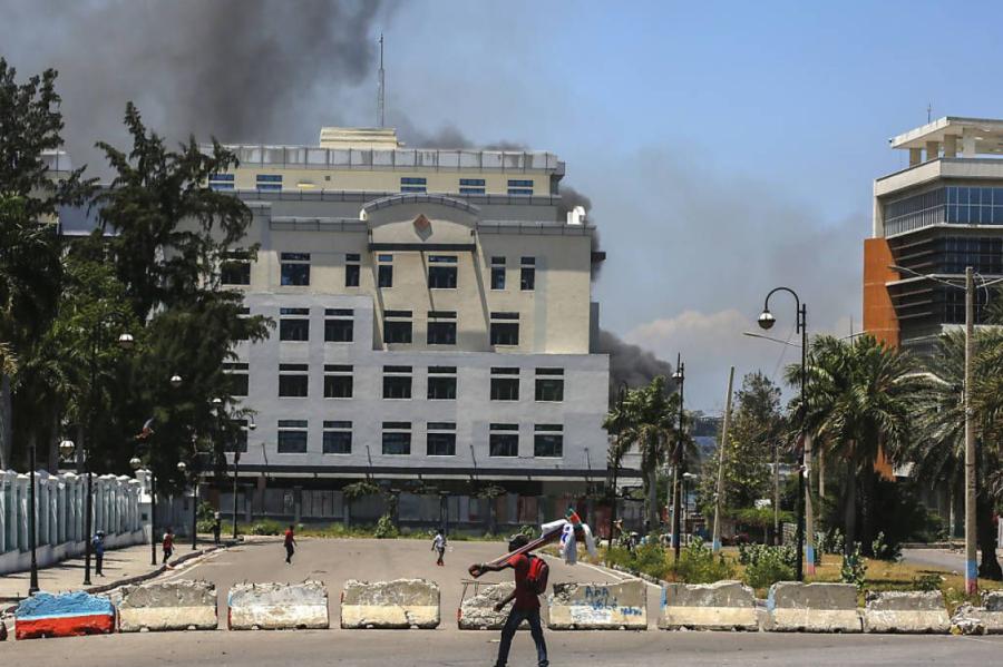 Haiti bandas izlaupa Nacionālo bibliotēku, apdraudot vēsturiskus dokumentus