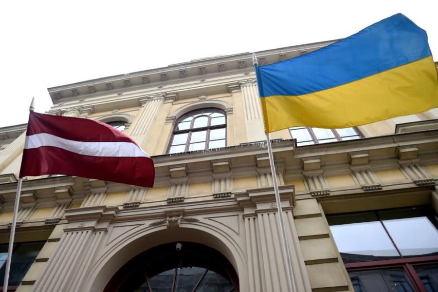 Aiztur divus Latvijas pilsoņus par Ukrainas karoga noraušanu