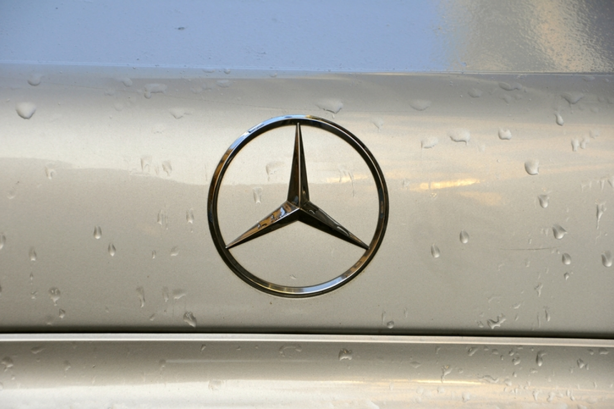 «Mercedes-Benz» atsauc 341 000 automobiļu