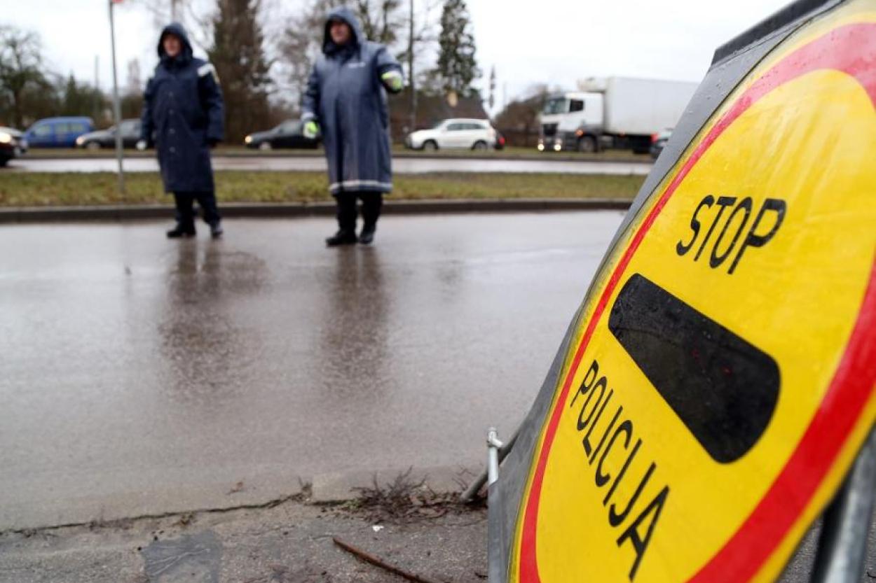 Diennakts laikā uz Latvijas autoceļiem apturēti astoņi piedzērušies šoferi