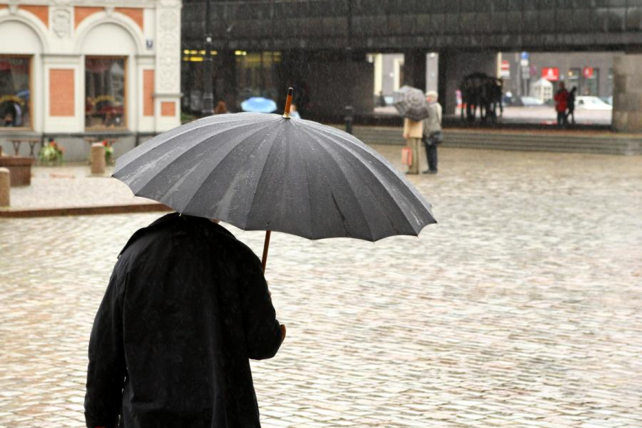 Trešdien daudzviet Latvijā īslaicīgi līs