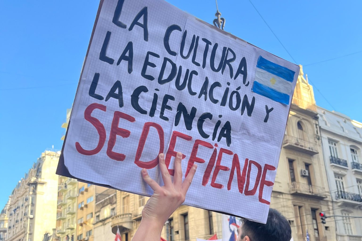 Argentīnas studenti protestē pret līdzekļu samazināšanu valsts augstskolām
