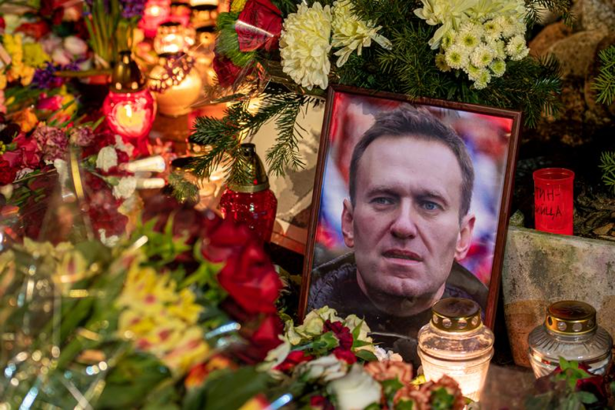 Krievijā aizliedz kalpot garīdzniekam, kas vadīja aizlūgumu pie Navaļnija kapa