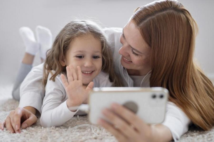 Mazie vecāku noslēpumi: kā bērnam uzdāvināt viedtālruni (+VIDEO)