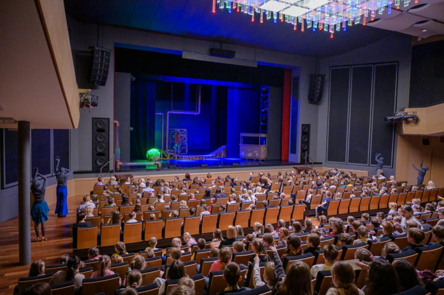 Ventspils teātra nams "Jūras vārti" svin radošuma 15 gadus (+VIDEO)