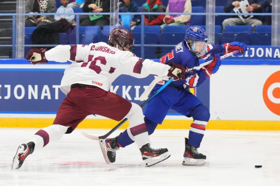 Latvijas U-18 hokejisti pasaules čempionātā piekāpjas amerikāņiem (VIDEO)