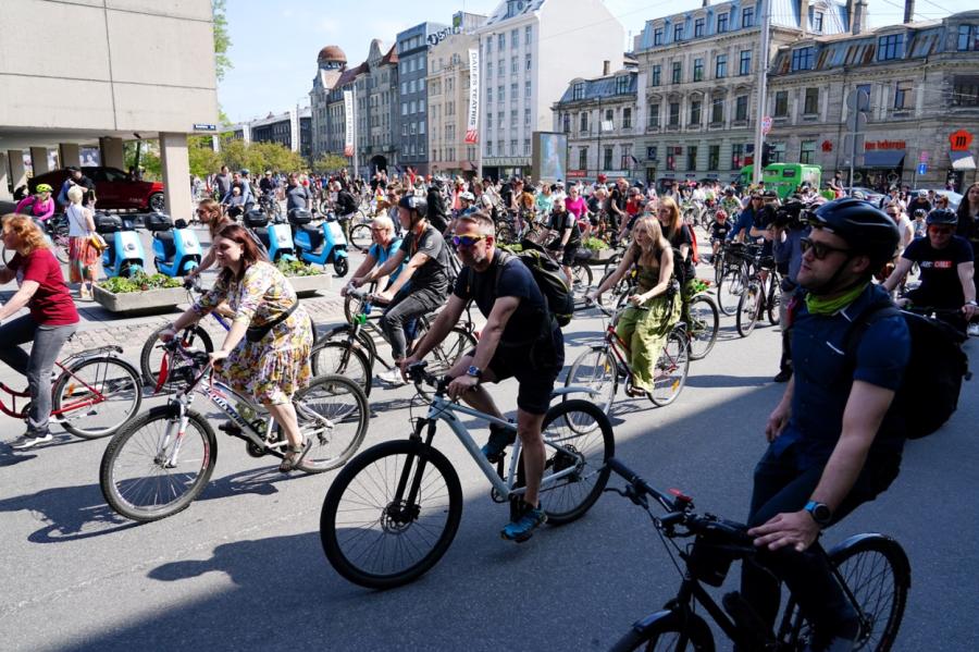 Simtiem velosipēdistu Rīgā devušies «Kritiskās masas» velobraucienā
