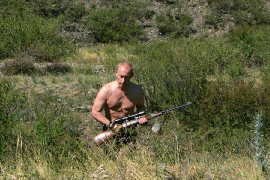 Bijušais Berluskoni līdzgaitnieks: Putins medību laikā izgrieza stirnas sirdi
