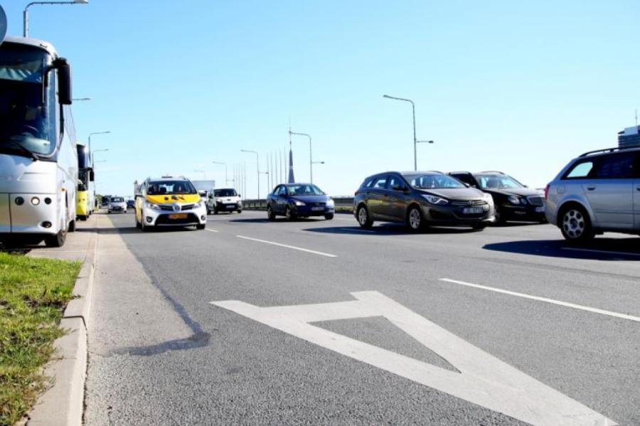 Autovadītāji Rīgā arvien biežāk brauc pa sabiedriskā transporta joslām