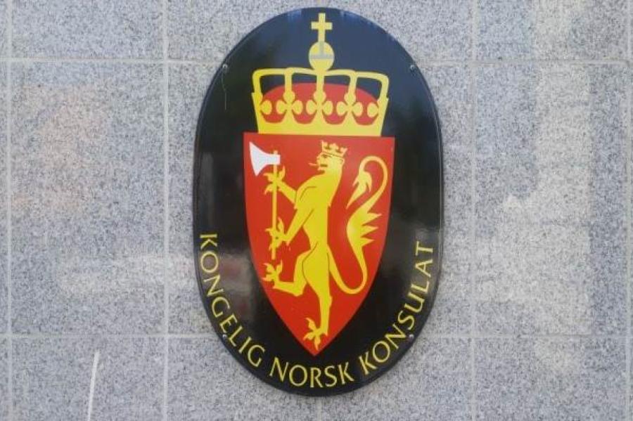 Vīrietis izsitis durvju stiklu Norvēģijas vēstniecībai