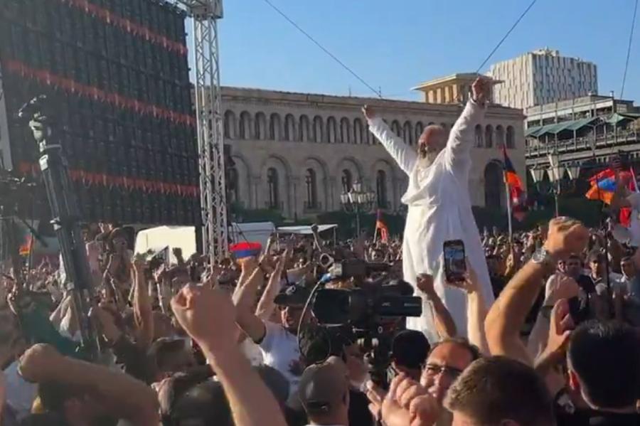 Armēnijā desmiti tūkstoši protestē pret teritoriju atdošanu Azerbaidžānai