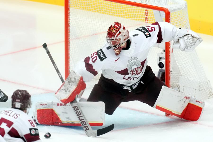 Latvijas hokejisti pasaules čempionātā uzvar Kazahstānu (VIDEO)