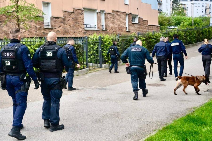 Francijā simtiem policistu meklē izbēgušu cietumnieku