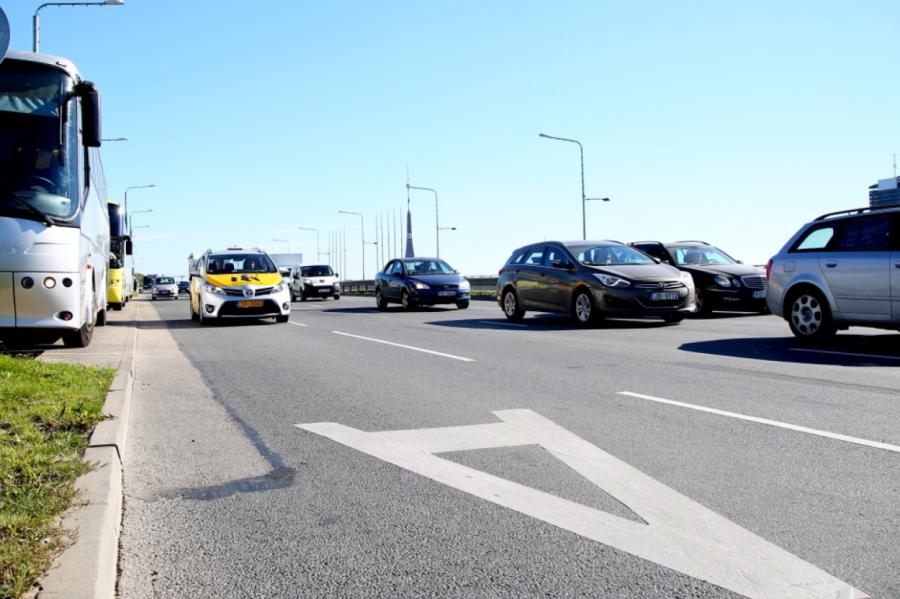 Latvijā 44% autovadītāju sabiedriskā transporta joslas rada neskaidrības
