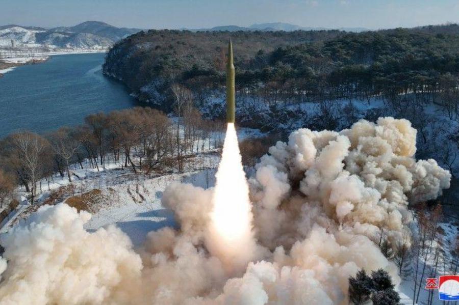 Ziemeļkorejas raķete ar spiegošanas satelītu uzsprāgusi drīz pēc starta