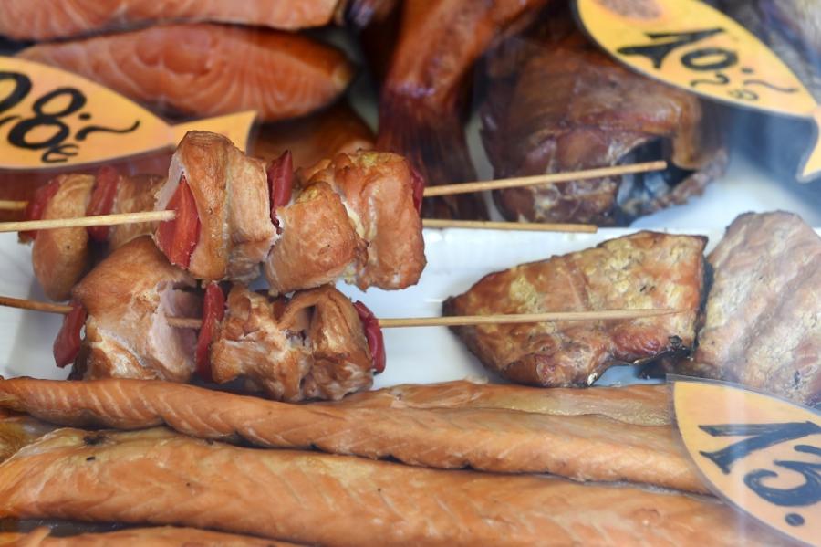 EK varētu aizliegt Latvijā tradicionāli kūpinātu cūkgaļu, vistu, desas un zivis