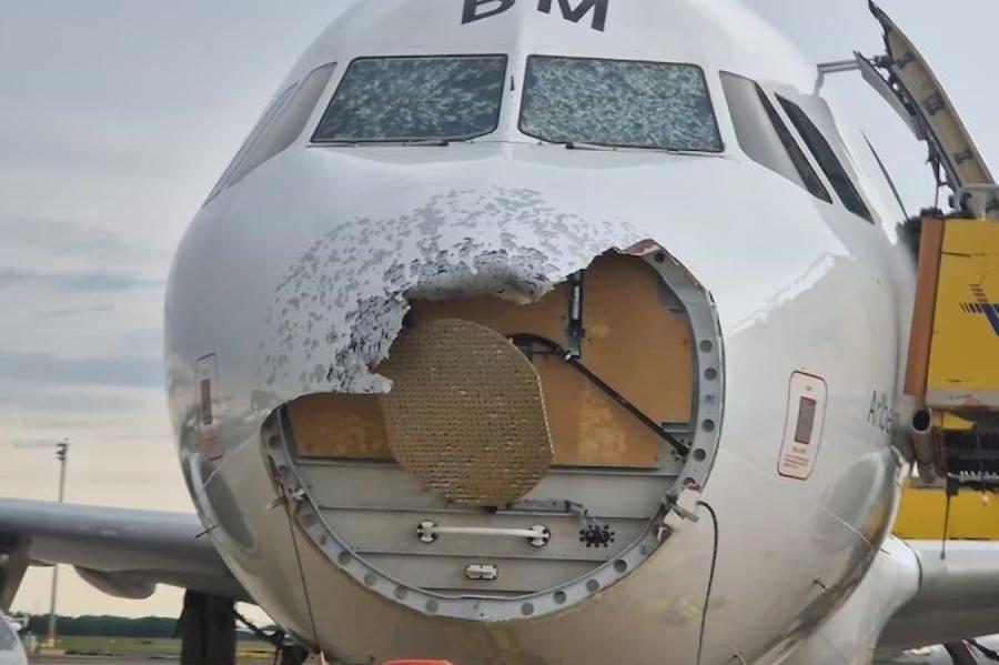 Austrijā lidojuma laikā krusas dēļ lidmašīnai ieplīsis vējstikls