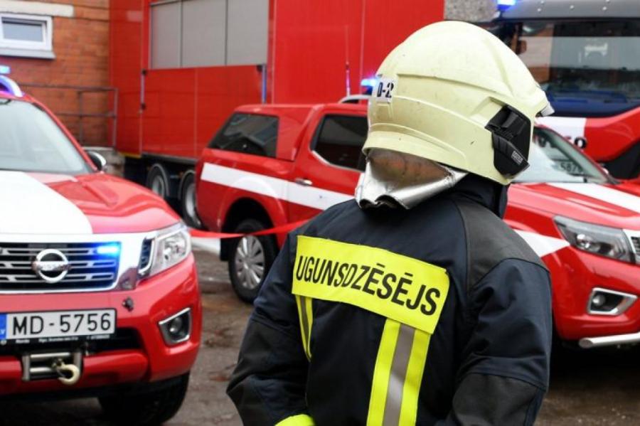 Ugunsgrēka dēļ no ražošanas ēkas Rīgā evakuēti 43 cilvēki
