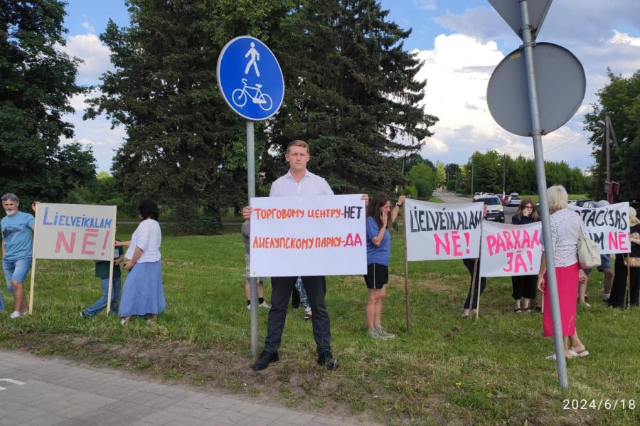 Jelgavā daži desmiti cilvēku protestē pret tirdzniecības centra būvniecību